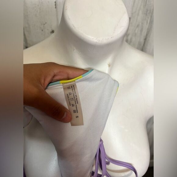 Bikini  - Picture 3 of 7